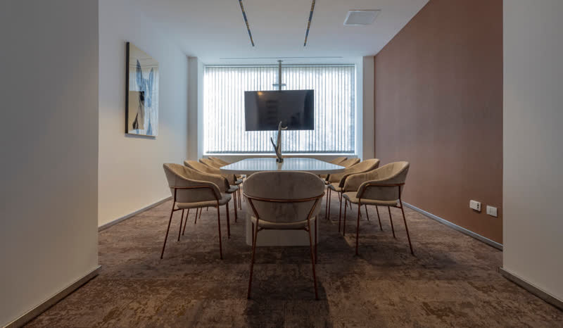 Sala de reuniones con iluminación lineal